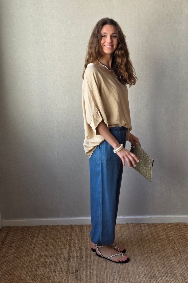 Blusa over manga corta con detalle satinado camel