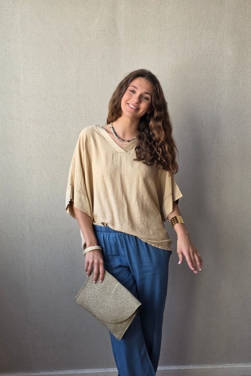 Blusa over manga corta con detalle satinado camel