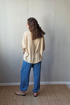 Blusa over manga corta con detalle satinado camel