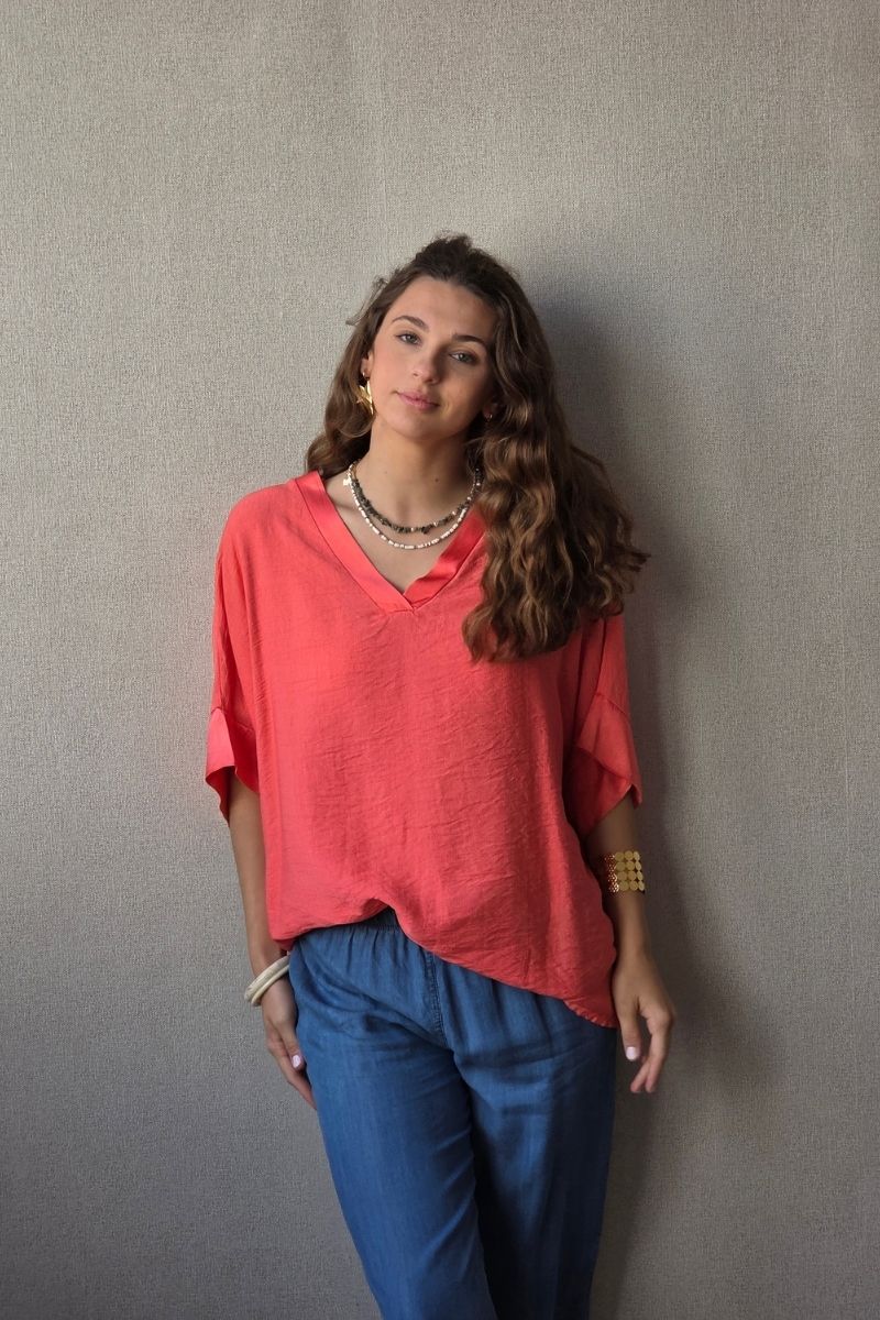 Blusa over manga corta con detalle satinado coral