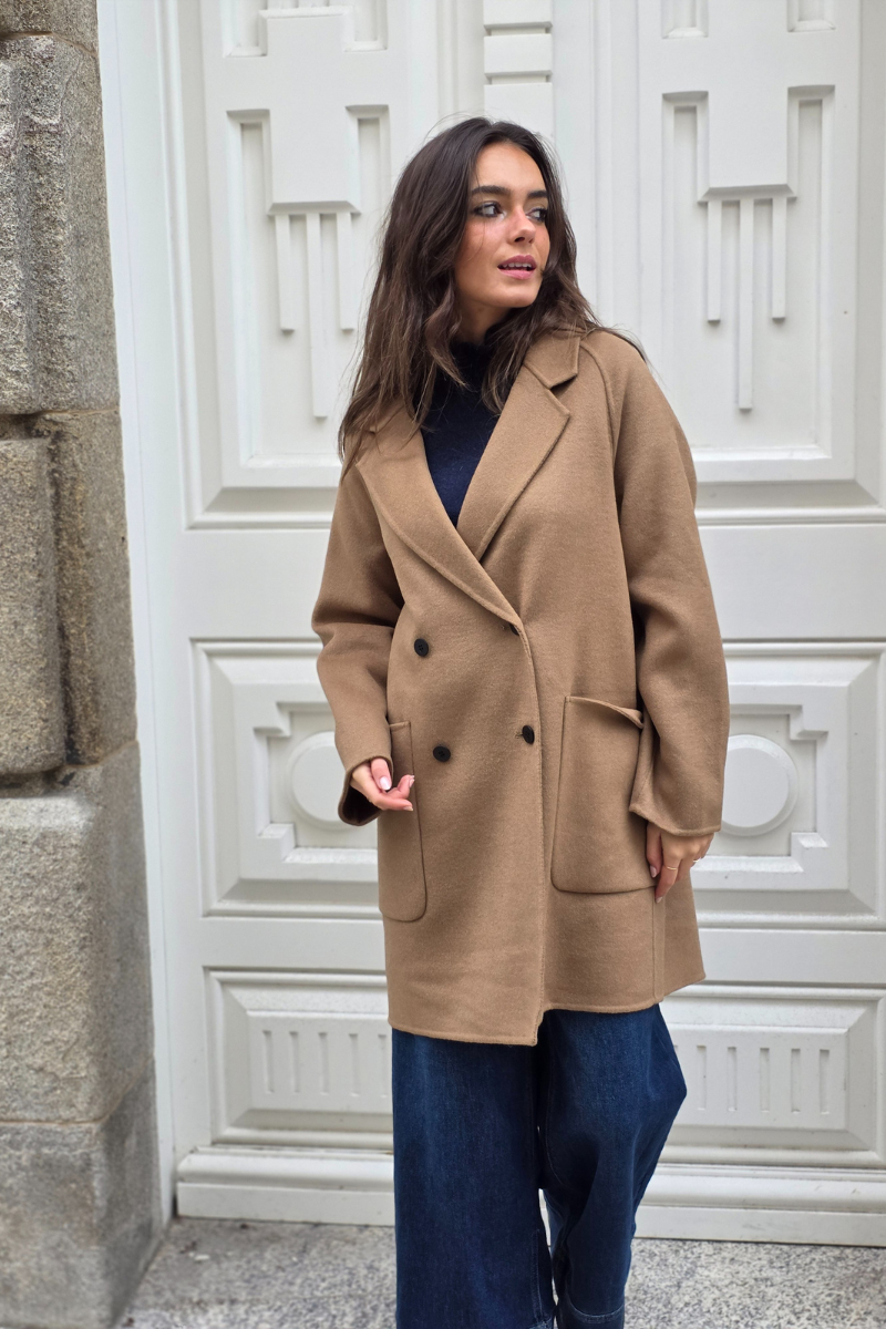 Abrigo de paño básico cuatro botones camel