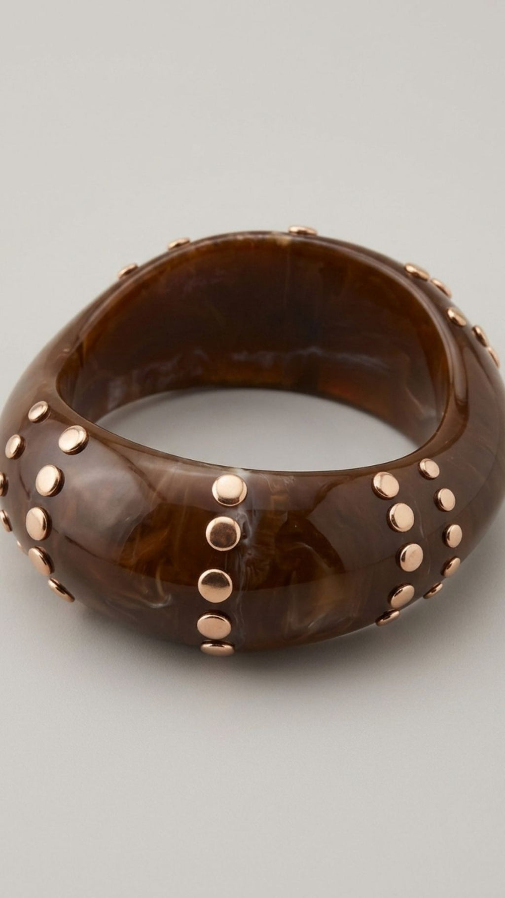 Pulsera marrón con tachuelas doradas