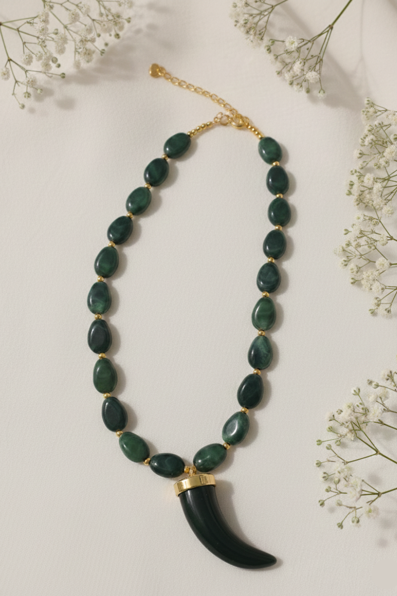 Collar de acero y cuerno en piedras verde botella