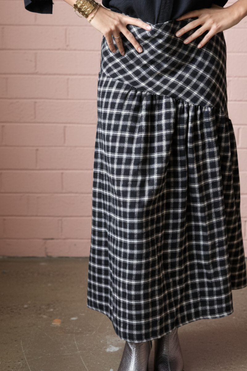 Falda larga de cuadros corte asimétrico negra