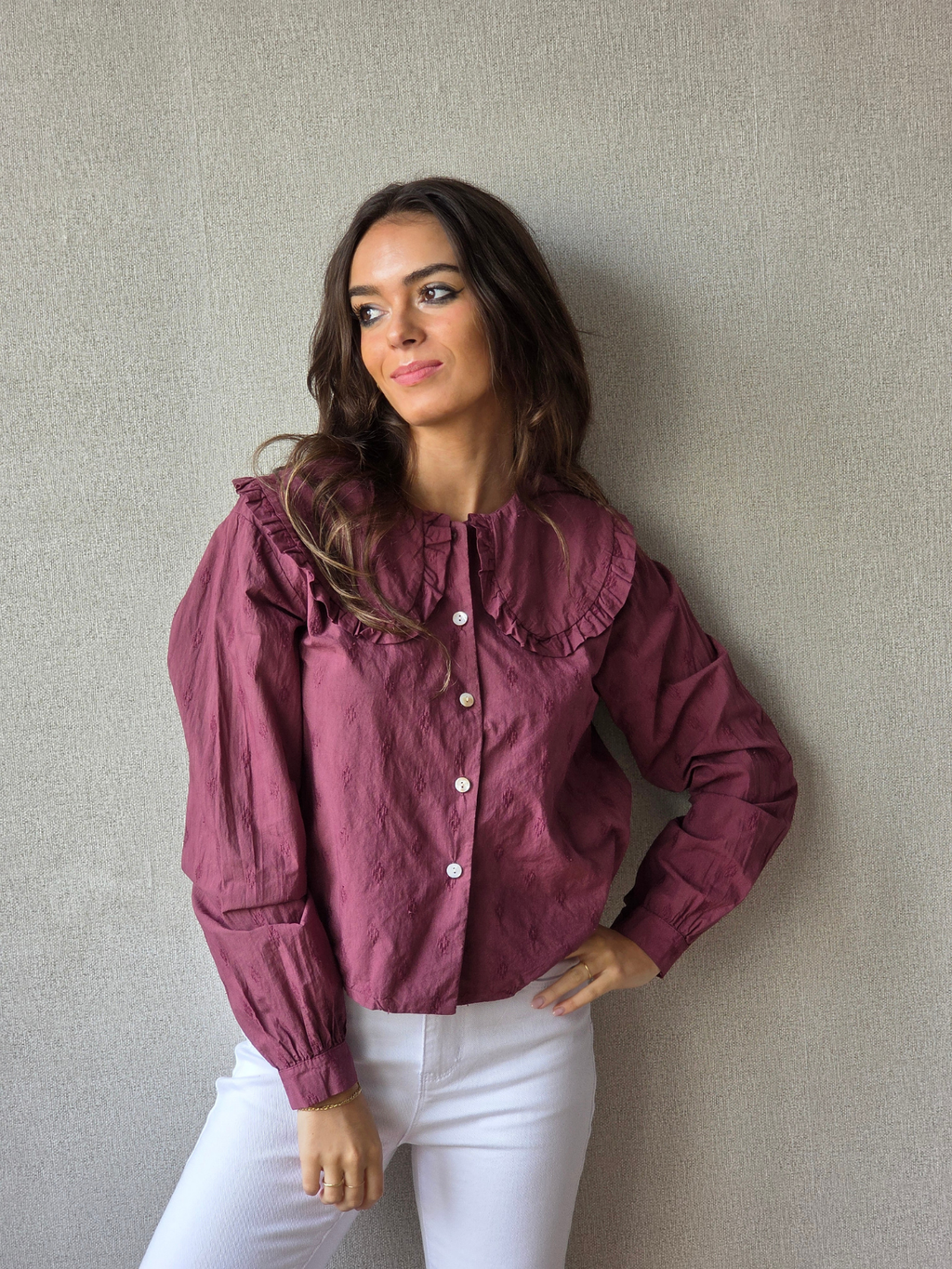 Blusa Bordada Berenjena con Cuello Bebé