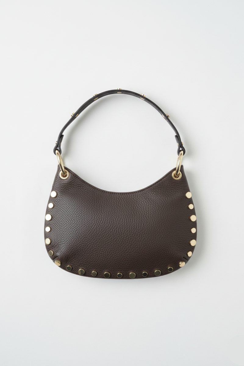 Bolso media luna de piel chocolate tachuelas doradas
