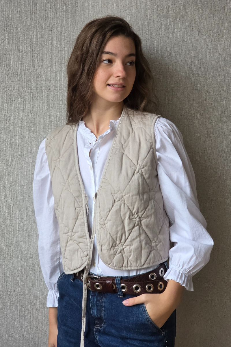 Chaleco acolchado con estrellas beige