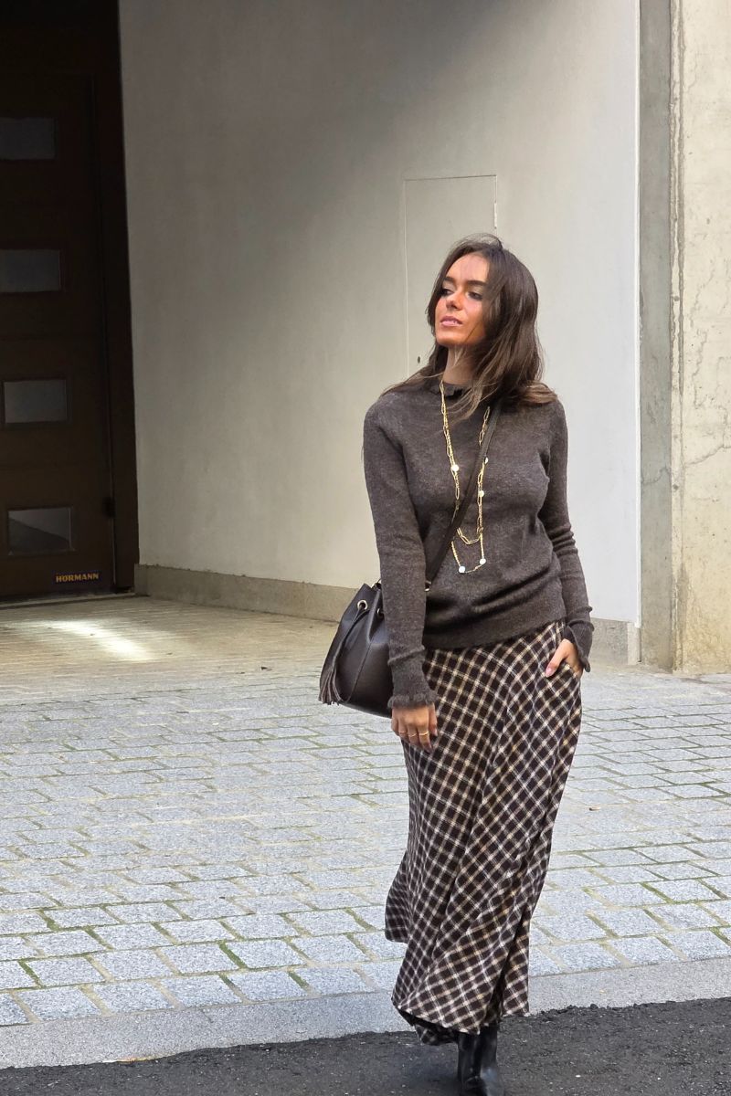 Falda evase de cuadros pequeños chocolate