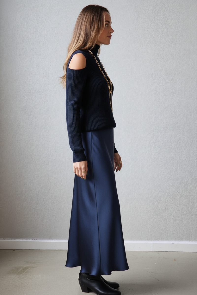 Falda tipo raso azul marino con corte al bies