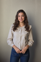 Camisa con cuello bebe y bordado rombos beige