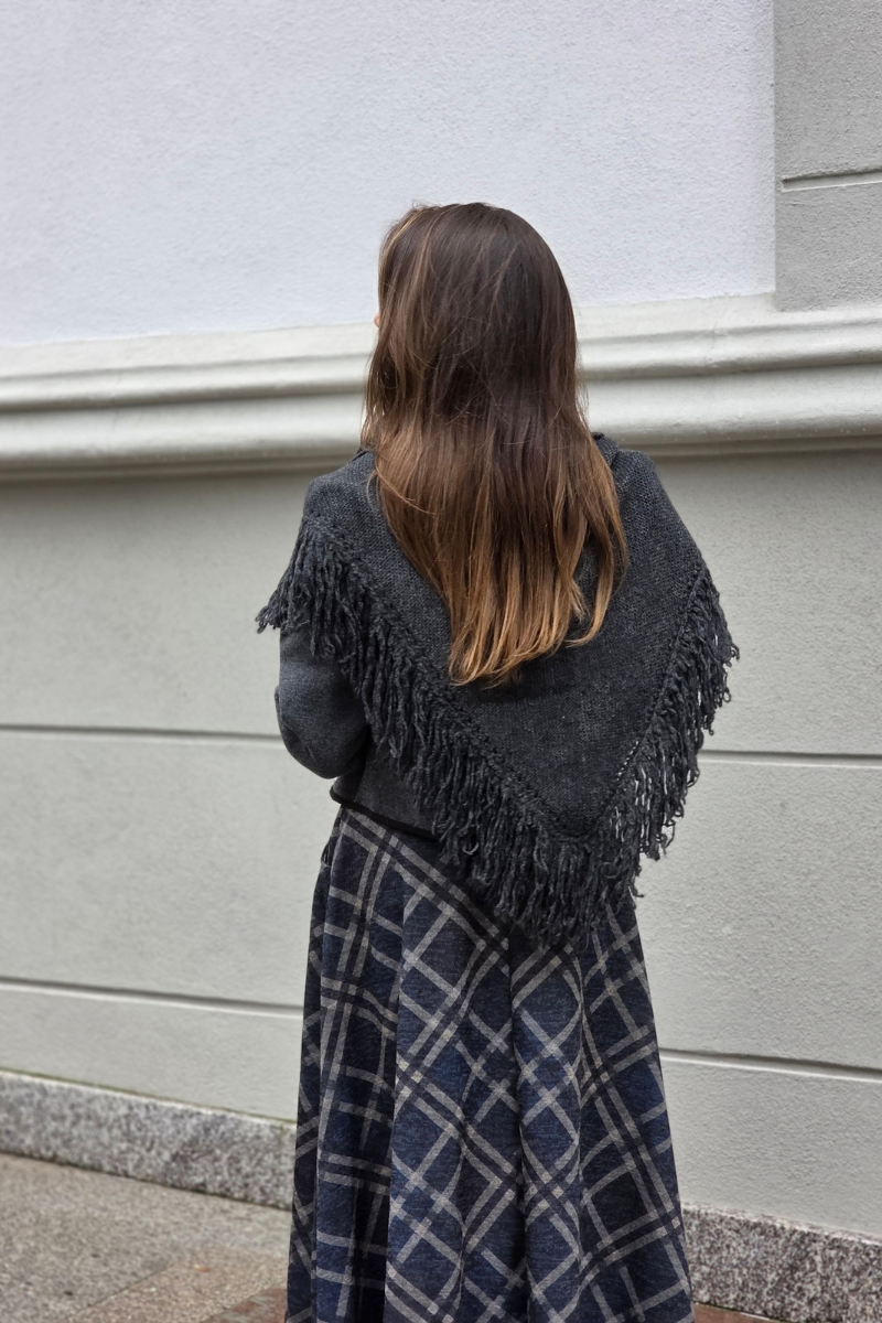 Chal de punto con flecos gris marengo