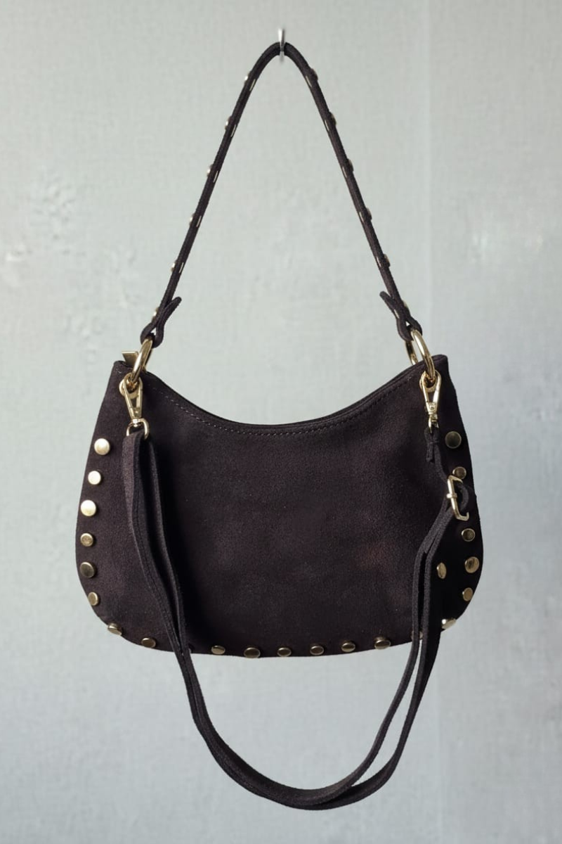 Bolso tipo ante chocolate con tachas en el asa