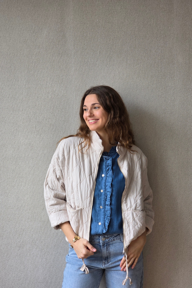 Chaqueta Acolchada Beige con Cremallera y Cuello subido