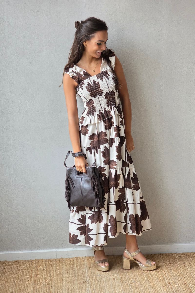 Vestido con flores fruncido marrón