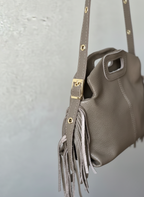 Bolso de piel con flecos verde topo