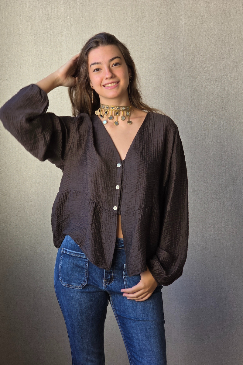 Blusa fluida cuello pico marrón chocolate