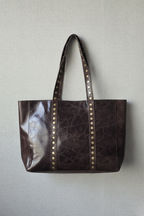 Bolso shopper tachuelas marrón chocolate