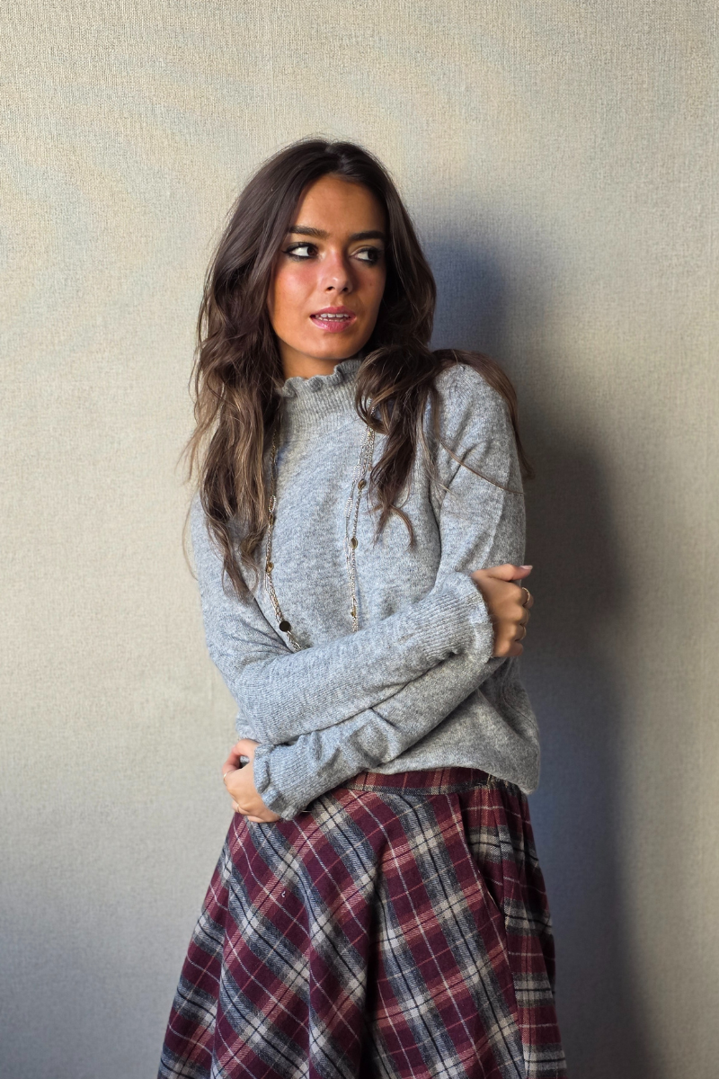 Jersey cuello Perkins con volante gris