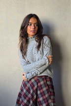 Jersey cuello Perkins con volante gris