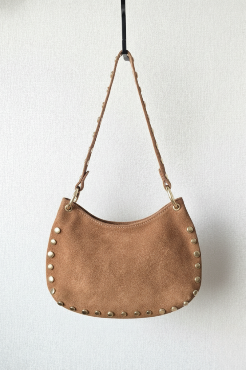 Bolso de ante camel con tachas doradas