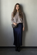 Falda satinada arrugada azul marino