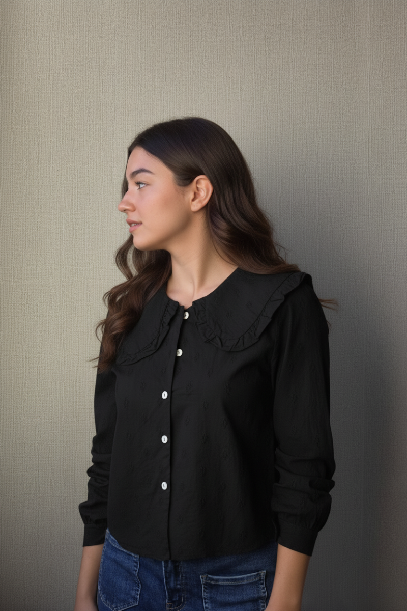 Camisa con cuello bebe y bordado rombos negro