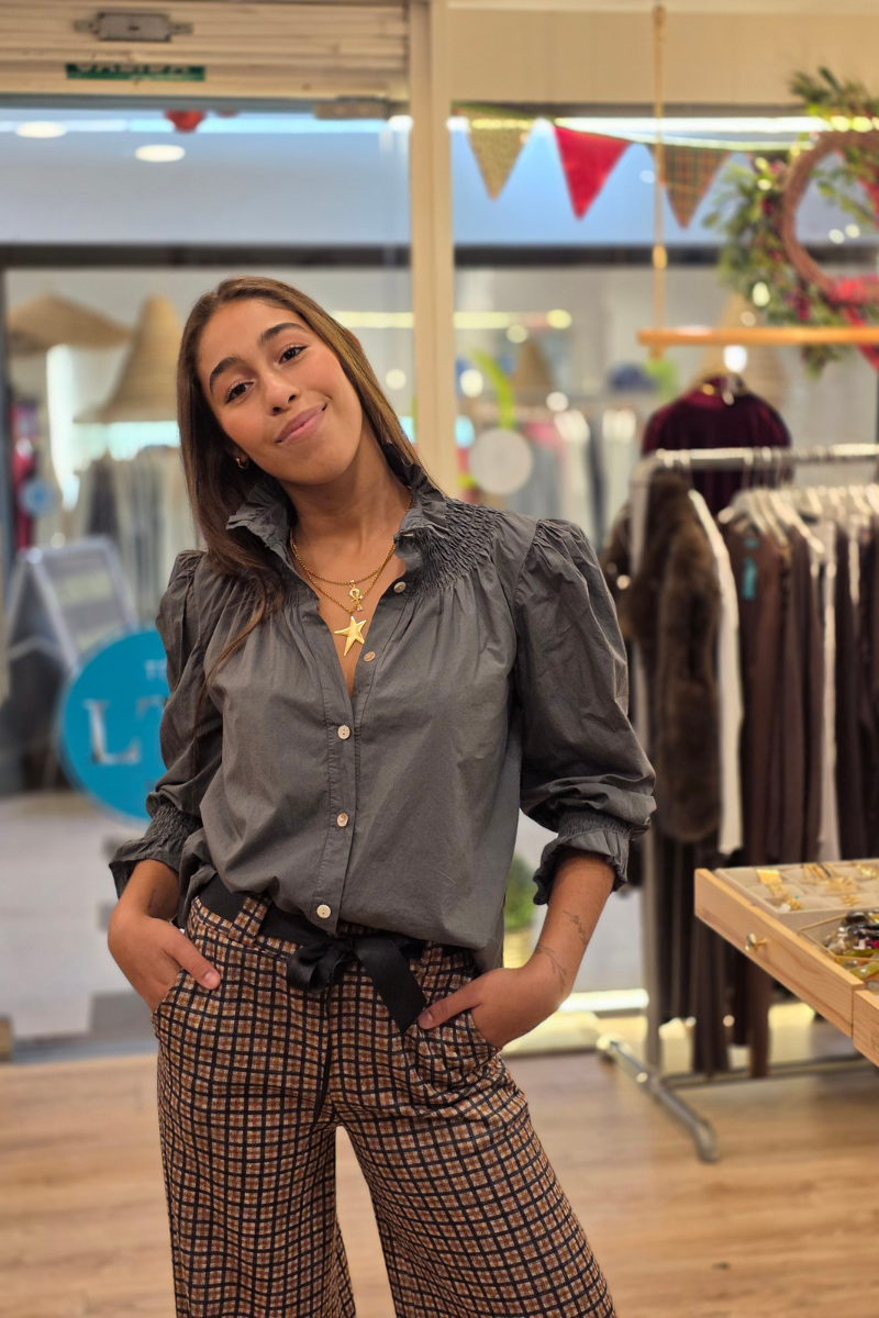 Camisa de cuello alto fruncido con volante gris