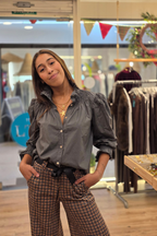 Camisa de cuello alto fruncido con volante gris