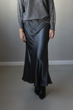 Falda satinada arrugada gris oscuro