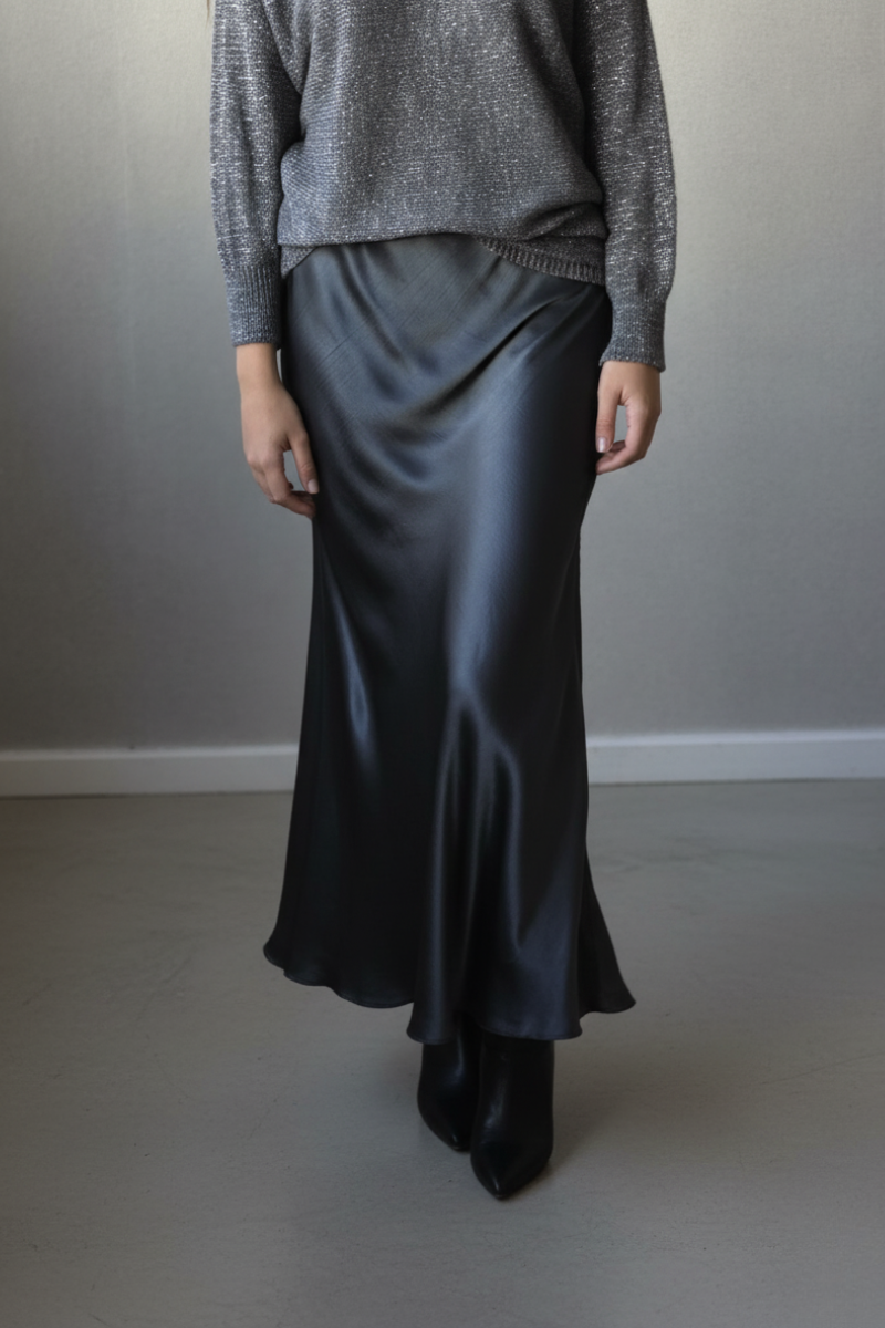 Falda satinada arrugada gris oscuro