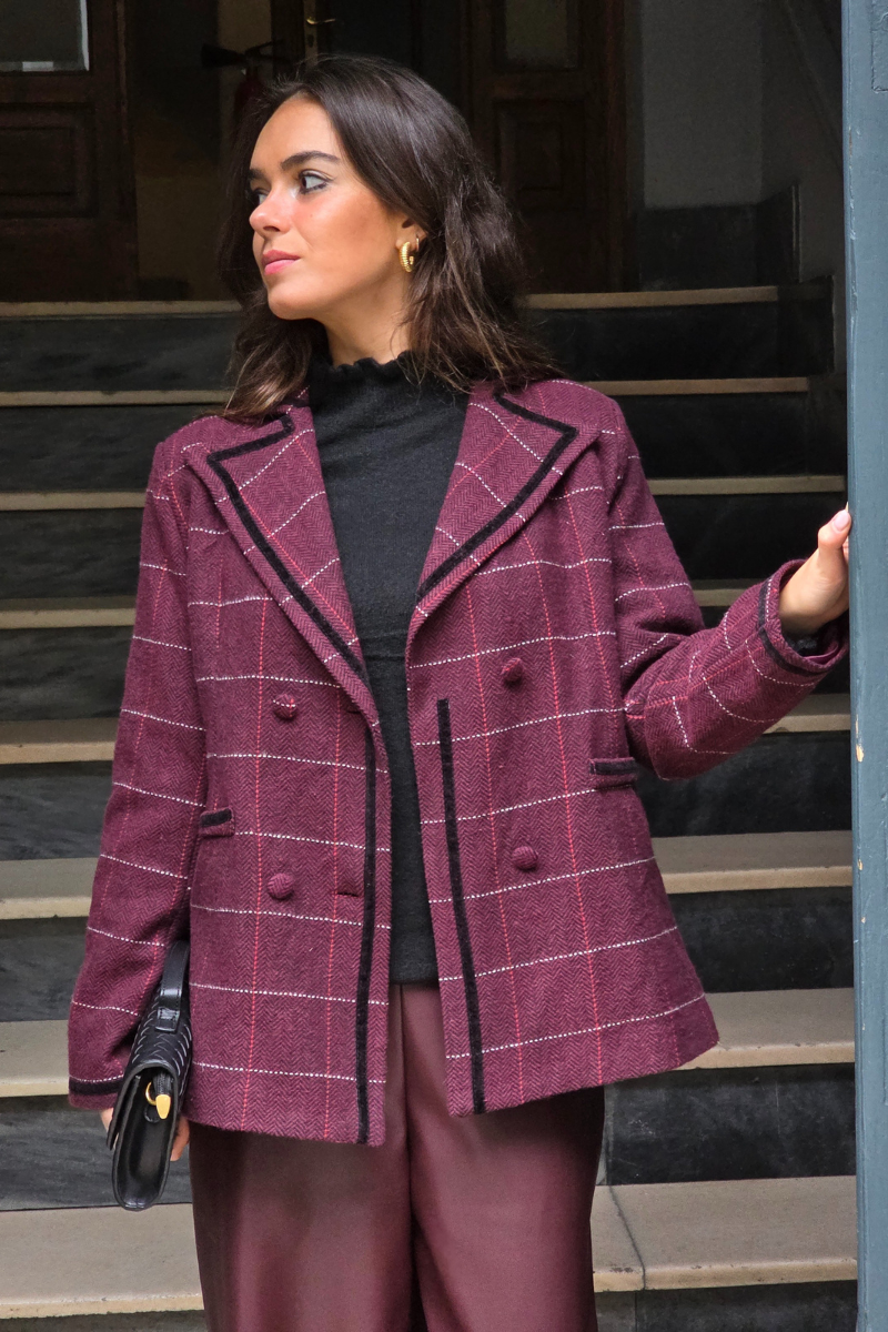 Americana de espiguilla granate