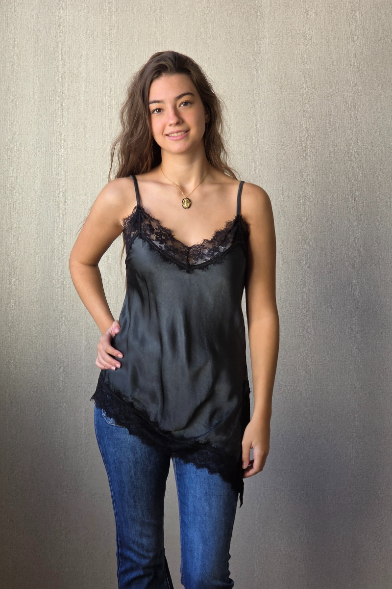 Top satinado con encaje bajo asimétrico negro