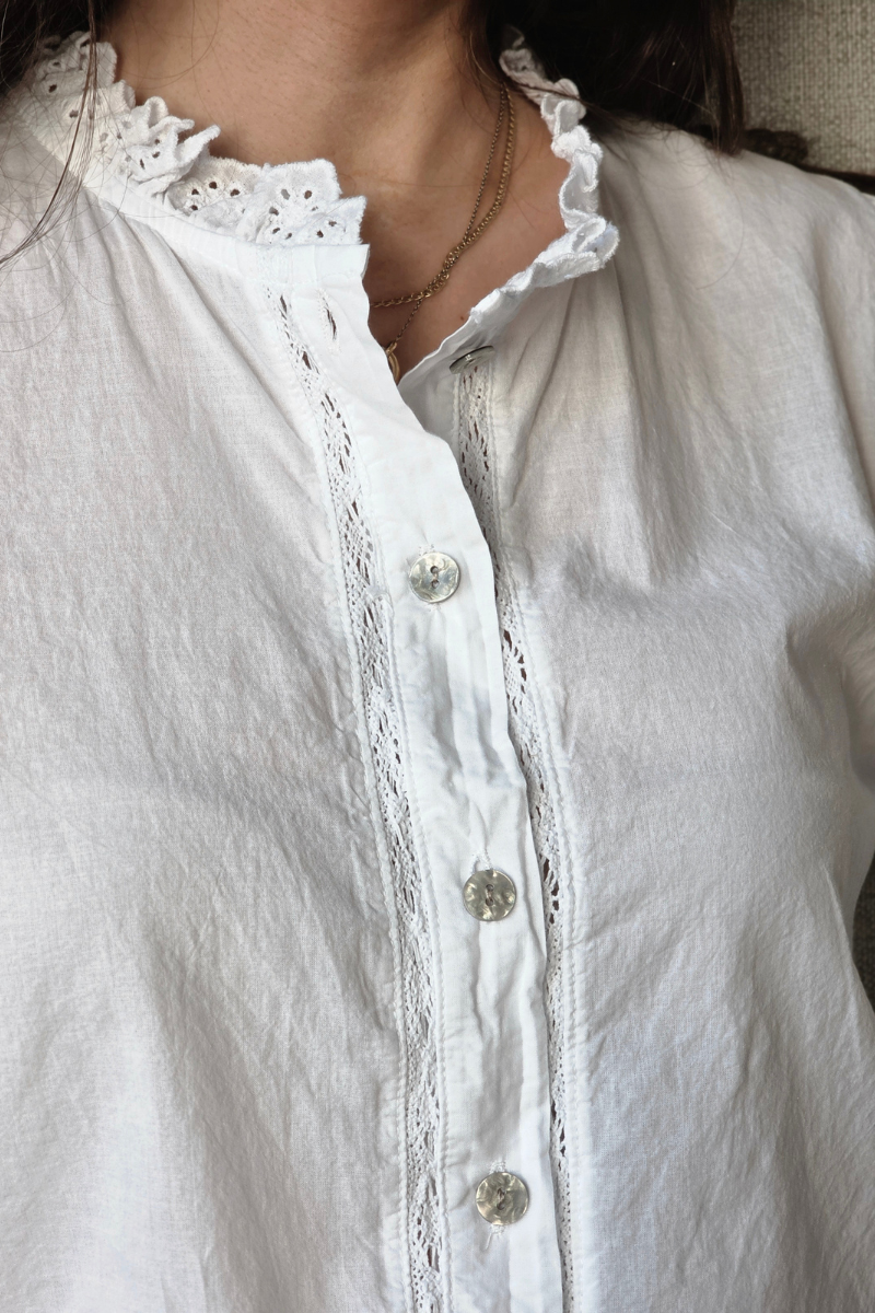 Camisa Blanca con Puntilla