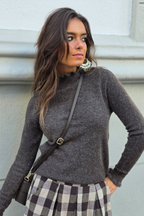 Jersey cuello Perkins con volante marrón