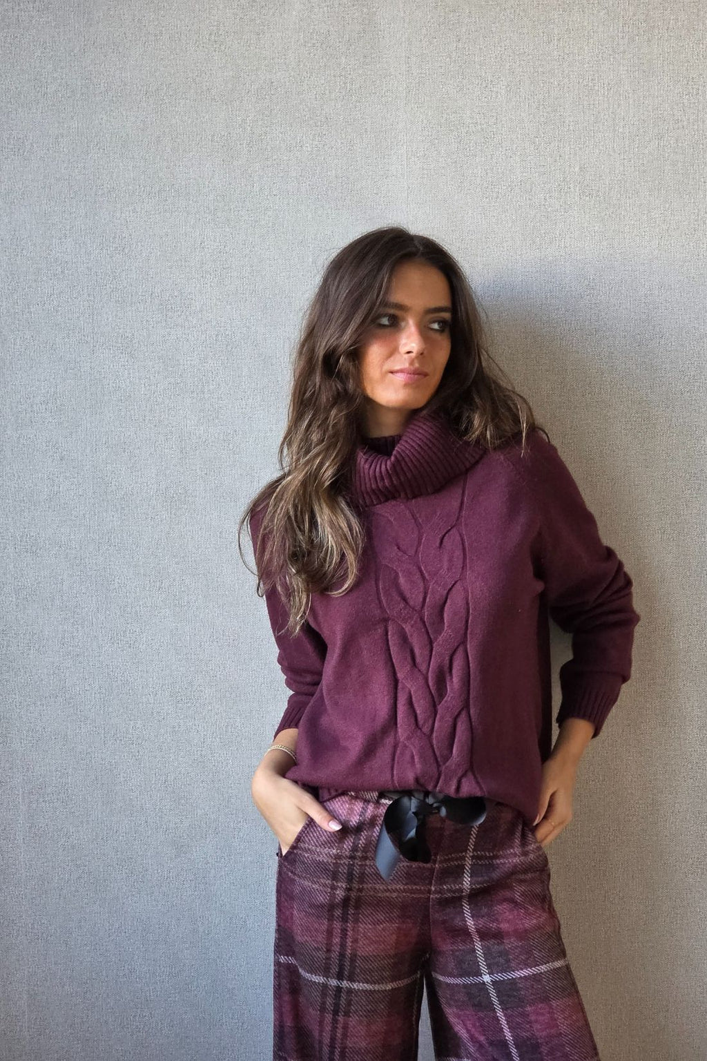 Jersey cuello cisne con con trenza berenjena