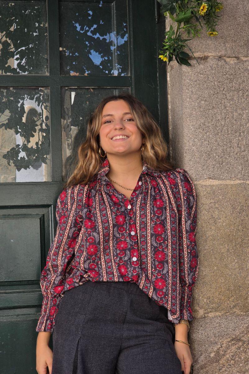 Blusa de flores gris y fresa