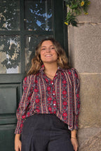 Blusa de flores gris y fresa