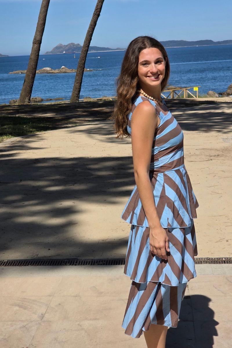 Vestido con cortes y volantes azul