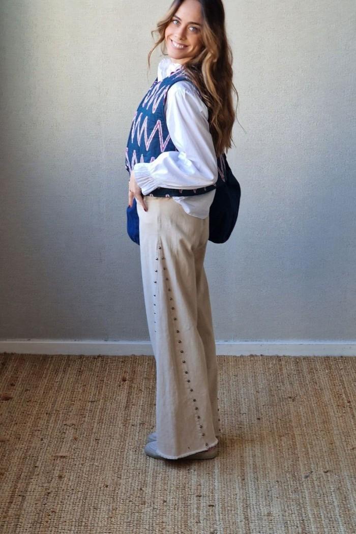 Pantalón con estrellas bordadas beige
