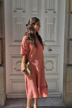 Vestido cuello pico de cuadros coral