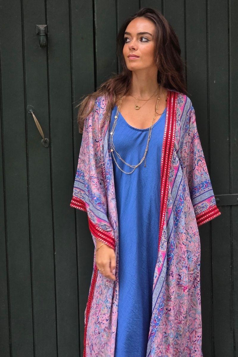 Kimono largo estampado rematado con espejitos tonos lila y azulón