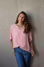 Blusa over manga corta con detalle satinado rosa