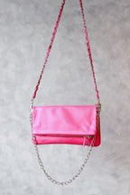 Bolso de piel fucsia con dos cadenas