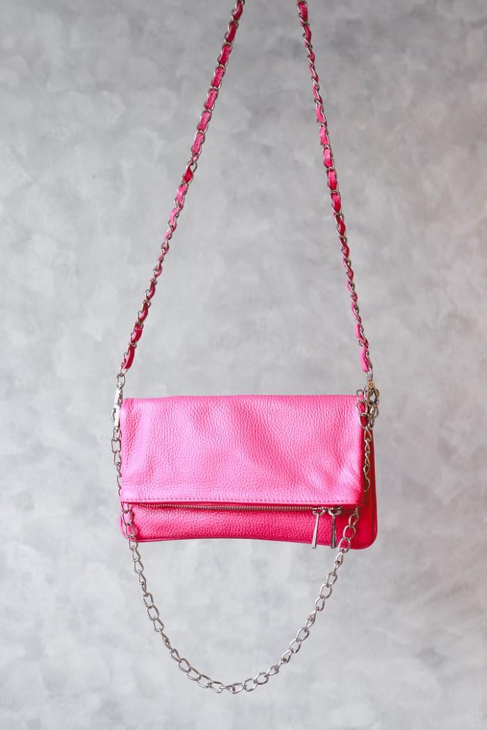 Bolso de piel fucsia con dos cadenas