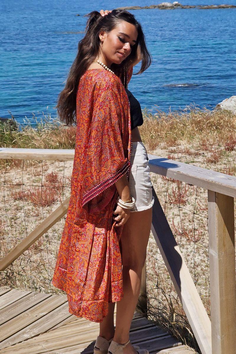 Kimono largo estampado rematado con espejitos tonos naranja