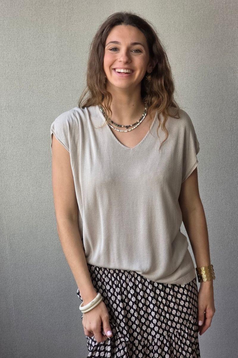 Jersey cuello pico punto frío con detalle de corazón beige