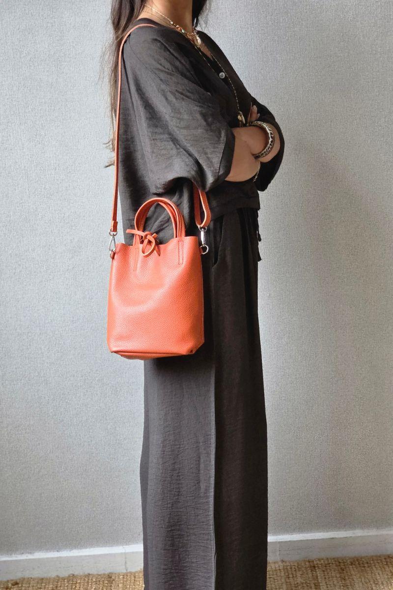Bolso pequeño  tipo cubo de piel naranja