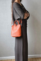 Bolso pequeño  tipo cubo de piel naranja