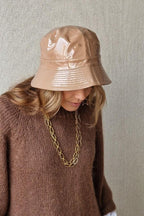 Gorro de lluvia camel charol