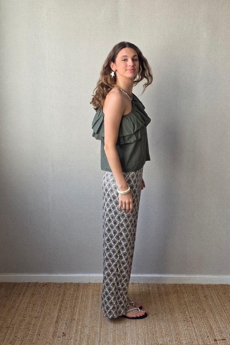 Pantalón estampado fuego con bolsillos caqui